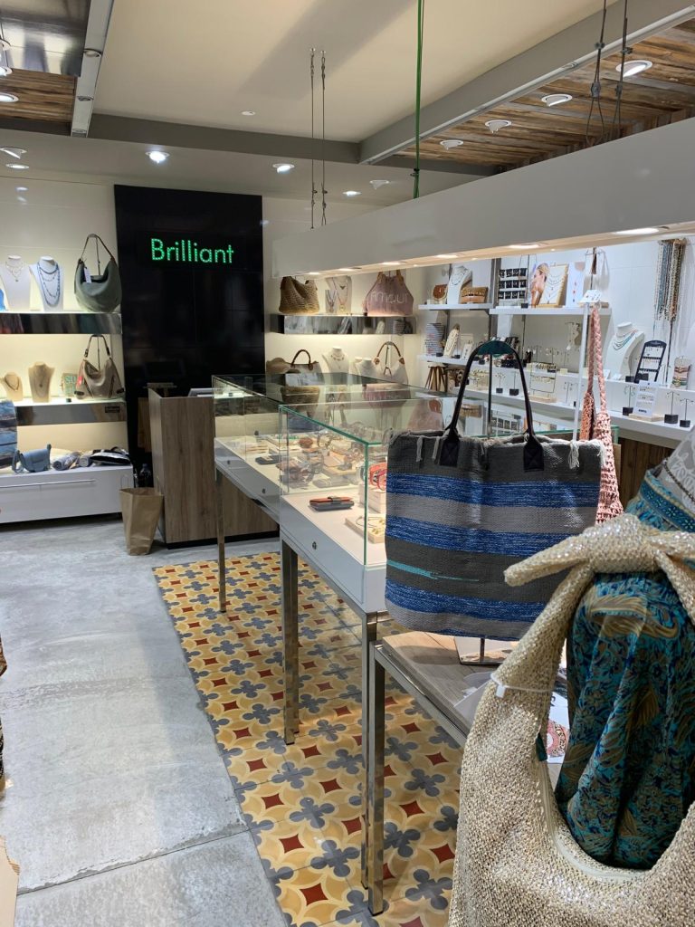 Interior de la boutique Brilliant, con bolsos y bisutería expuestos
