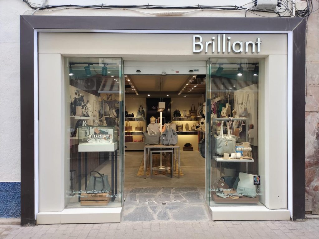 Fachada de la tienda Brilliant en Carrer de Vilamar 59, Calafell